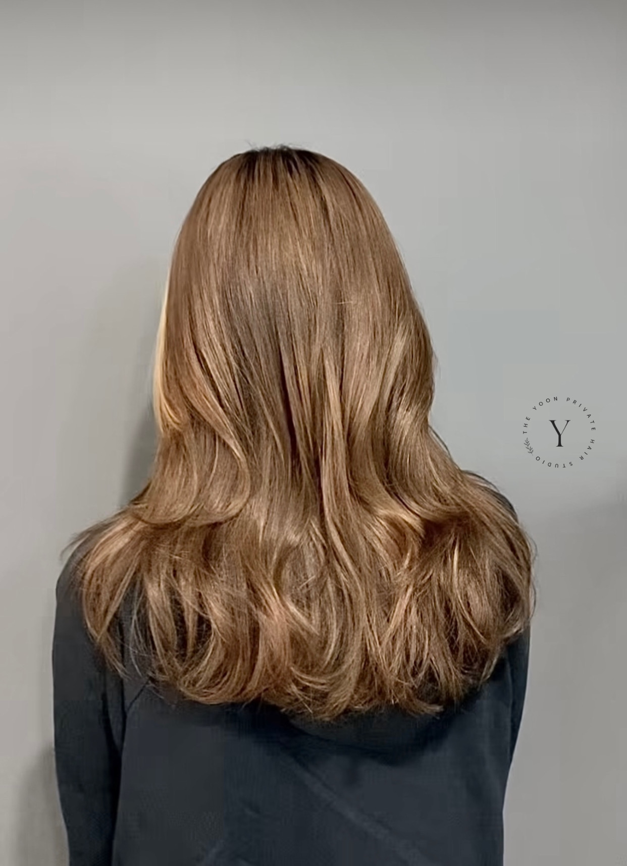 Golden brown layered waves, seen from behind