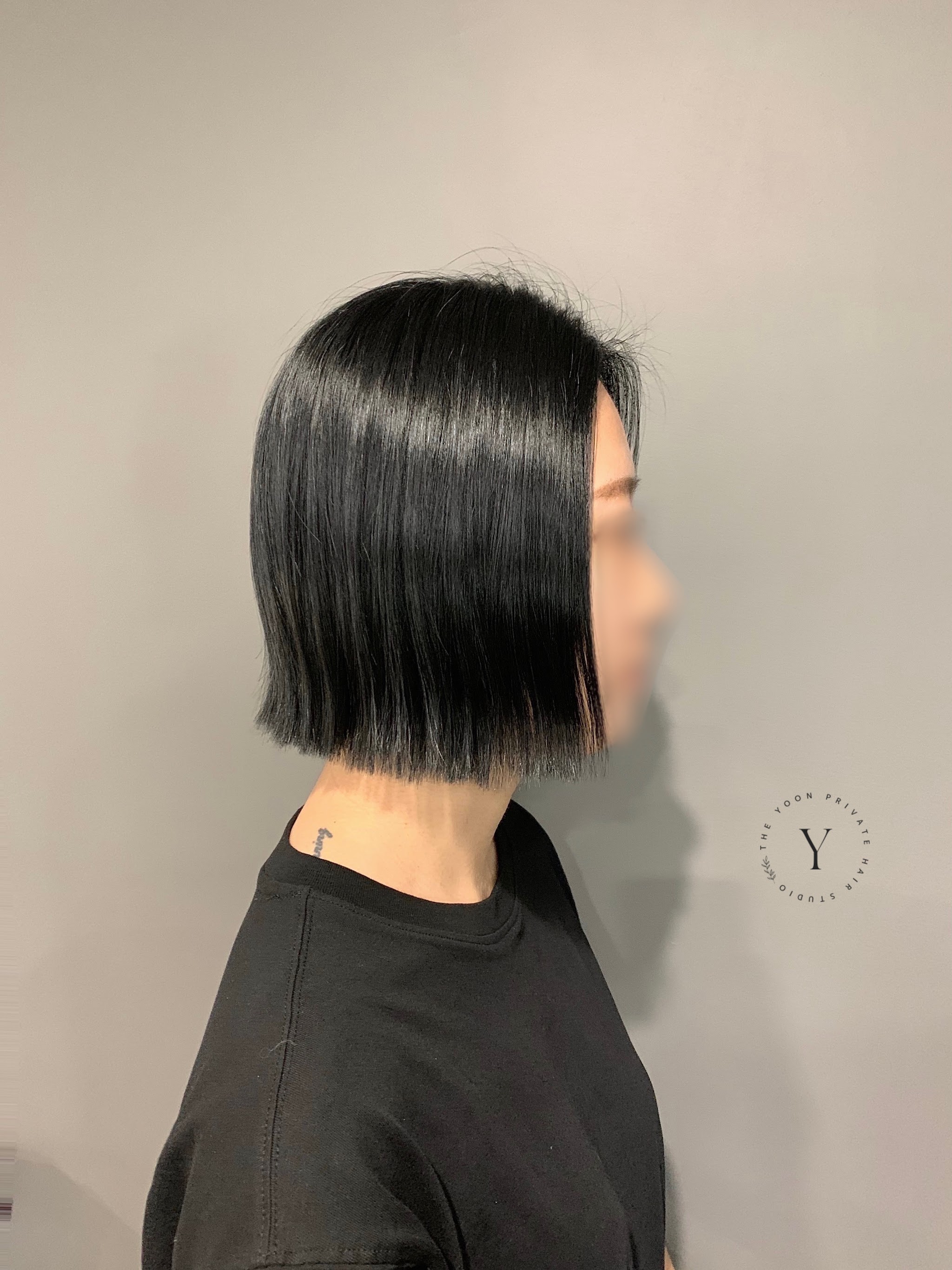 Sharp blunt black bob, side profile